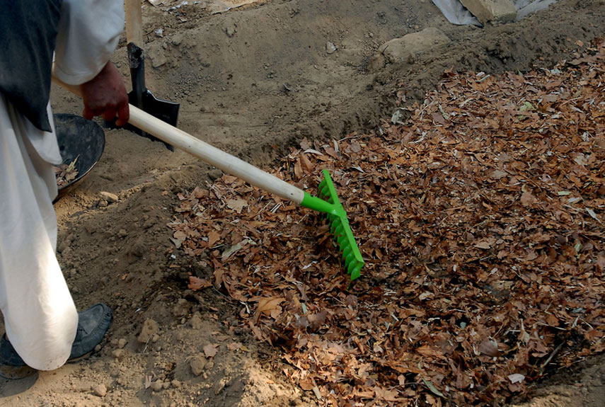 Make-Sure-Mulch-Doesnt-Crust-Over