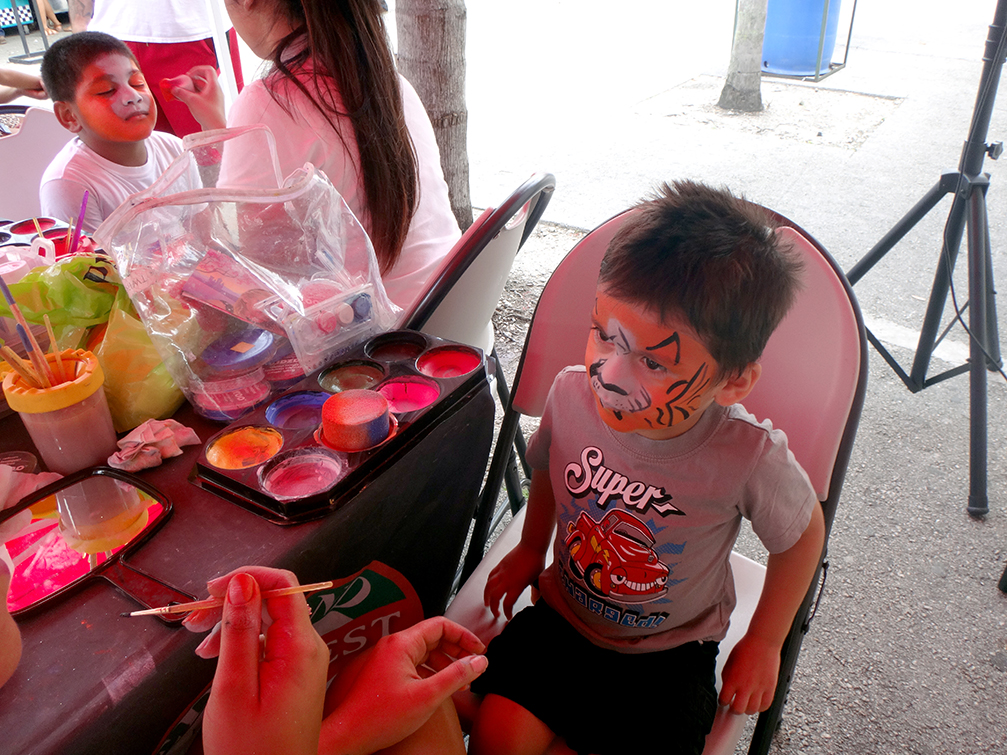 RedlandMarketVillageKidsFacePaintingBooth2